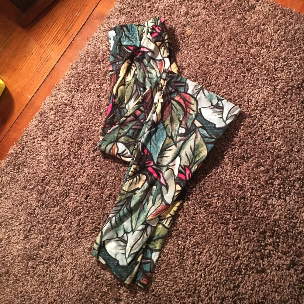 Jungle print leggings.